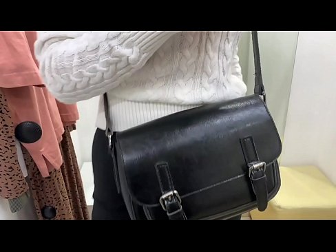 ❤️ 試着室でディルドを使った若い雌犬フェラルベリーの公開オナニー ️❌ ファッキング ❌️